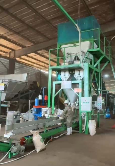 Cân đóng bao thành phẩm phân bón hữu cơ vi sinh