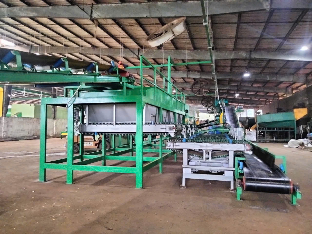 Hệ thống băng tải và cấp liệu được thiết kế đồng bộ, đảm bảo vận hành liên tục và ổn định cho dây chuyền sản xuất phân bón hữu cơ vi sinh.